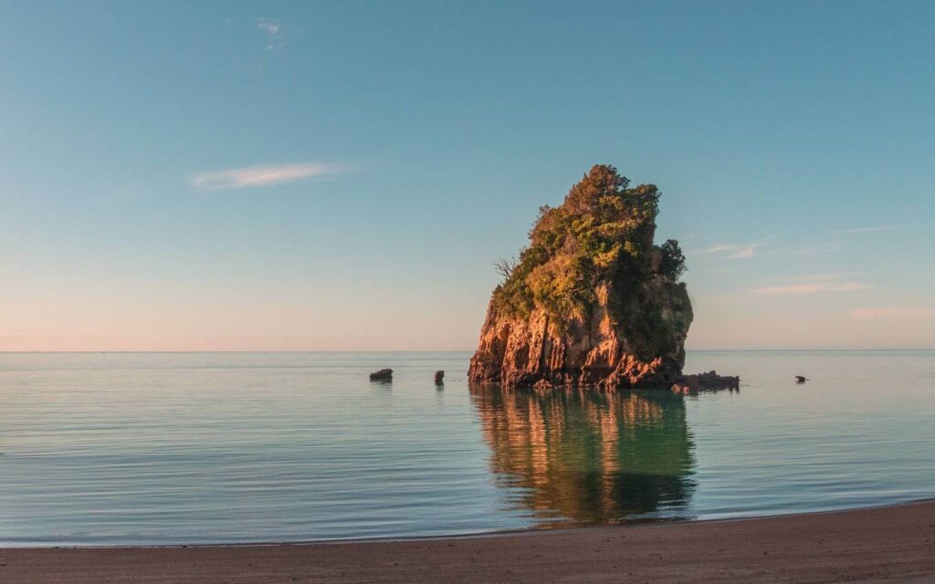 abel tasman rock