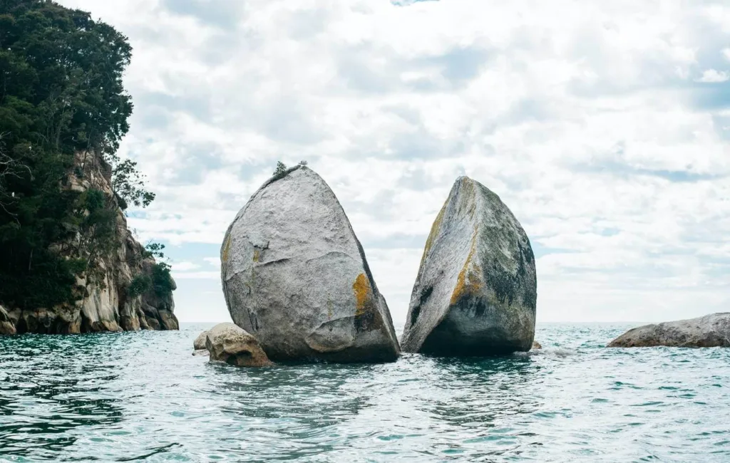 View of split apple rock in Kaiteriteri